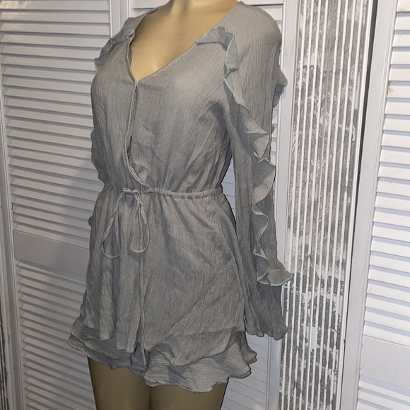 &merci beautiful sage green romper with ruffle trim size M - Picture 4 of 6